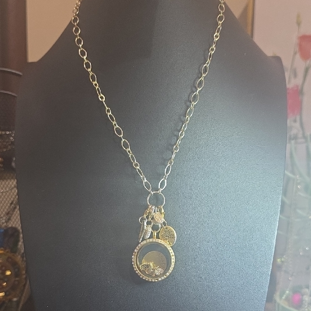 Elegant Gold Pendant Necklace